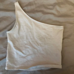 topp - en fin vit topp. används ej 