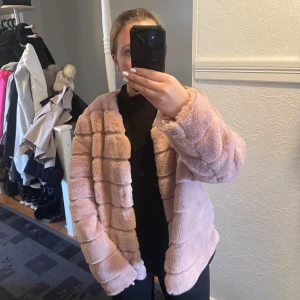 Rosa pälsjacka - Hej! Säljer en helt ny rosa päls jacka, som inte har äkta päls! Den är helt oanvänd från isolde. De är storlek 44 men passar mig som är S. Skriv vid intresse!