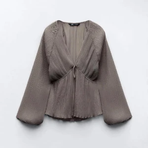 Plisserad blus Zara - Supersöt brun plisserad blus från Zara, endast använd två gånger och är i superbra skick! 💕  Om du är intresserad kan jag skicka egna bilder 😊 