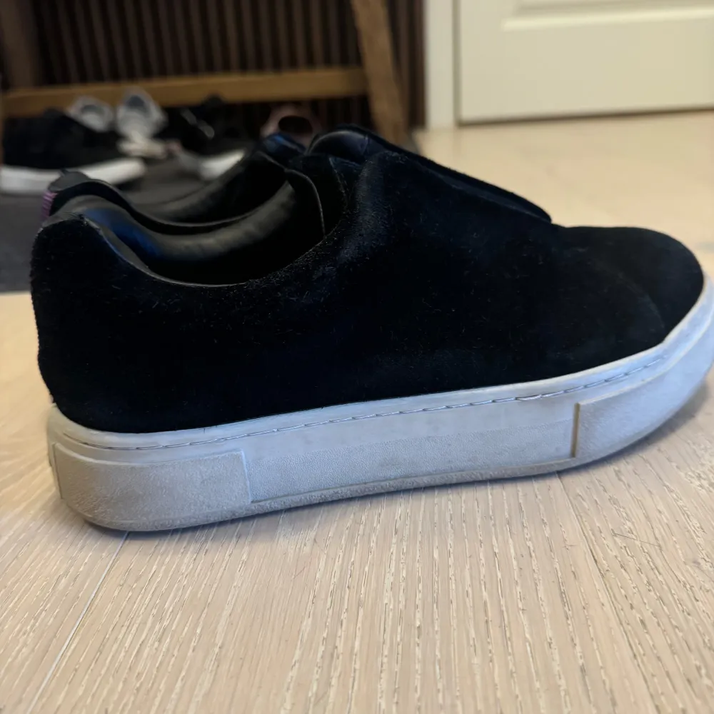 EYTYS Doja suede Black storlek 40, köpta i butiken för 2000kr och box följer med. Tecken på användning, men fortfarande fast i form och inget större slitage.  Pris 1000kr men kan prutas ner.. Skor.