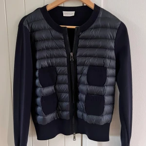 Moncler cardigan  - Säljer min moncler cardigan som är sparsamt använd! Modell som inte längre säljs på hemsidan 🩵