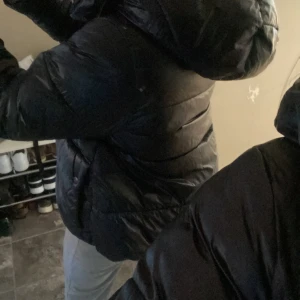 Dunjacka - Jacka från Indiska med avtagbar huva. Hängaren har gått av  Ganska så stor 