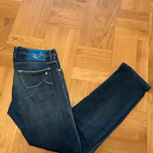 Säljer dessa limited edition jeans från Jacob Cohen i storlek 34. Modellen är 622 LTD och detta exemplar är 315 av 610. Dessa kostar över 7000 nya. Grymt skick. Hör gärna av dig vid frågor och funderingar!