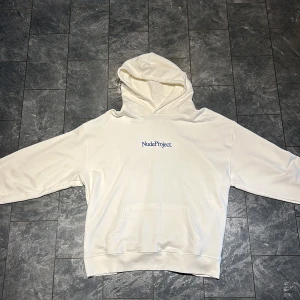 Nude Project Hoodie - Krämfärgad hoodie i storlek XXL Aldrig använd