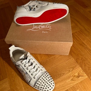 Louboutin skor - Tja, lägger upp dessa äkta unika Louboutin skor som är köpta på Mr. Porter för €850 (kvitto finns kvar). Storlek 46 men passar 46-45. Unik colorway, säljs nog inte mer. I princip nyskick endast prövade. Vid frågor är det bara att skicka iväg ett dm!