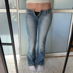 Lågmidjade bootcut jeans  - Super snygga lågmidjade bootcut jeans i storlek W25. Innerbenslängd: 77 midjemått: 34 köp sker via köp nu. Jag postar inom 24h. Kvar tills markerad såld 