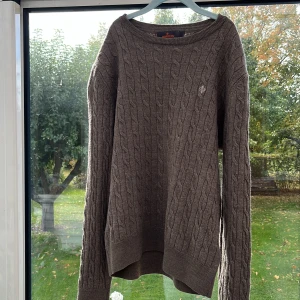 Grå Morris merino ull tröja - Säljer nu min knappt använda merino ull morris tröja i storlek s, men passar mer som xs. Helt perfekt skick, inga defekter, håller dig varm under vintern och är riktigt snygg. Nypris 1700! Pris kan diskuteras.