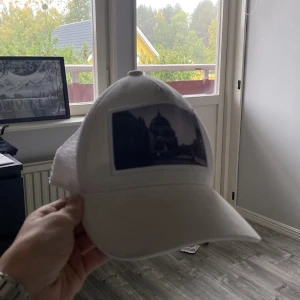 Vit keps - Bild på Berlin å typ de vet ej vilket år bilden är tagen