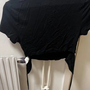 Topp med snöring - Köpt från shein, snörning baktill, storlek M 
