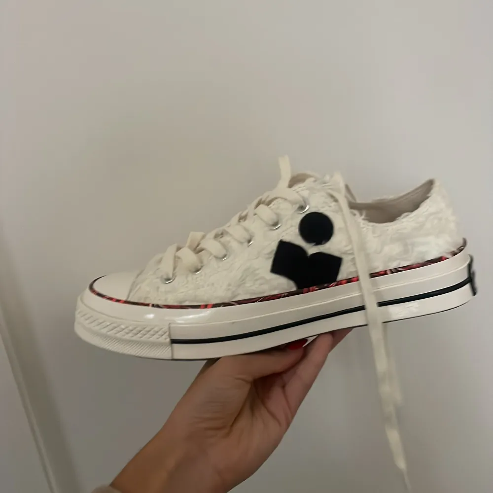 Jag säljer dessa skorna från den nya collectionen av isabel marant x converse❣️ helt slutsålda och aldrig använda, säljer pågrund av att jag råka köpa fel storlek. Skor.