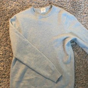 John henric kashmir tröja - Säljer denna stilrena John henric kashmir tröja, den har tyvärr krympt lite i tvätten så sitter som S. Pris kan diskuteras