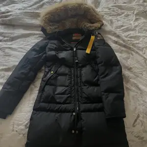 Parajumper long bear jacka i stl XXS men passar även XS. Använd endast en halv vinter i väldigt bra skick!  Säljer då den inte kom till användning köpt ifrån Johnells🫶🏽