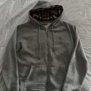 Burberry zip hoodie - Storlek L men M passar oxå  (Priset kan diskuteras) 