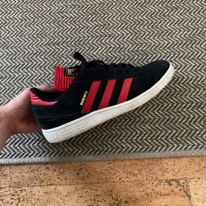 Adidas sneakers  - Säljer mina adidas dojor, knappast använda / ny skick och inga defekter alls,  Pris kan diskuteras!