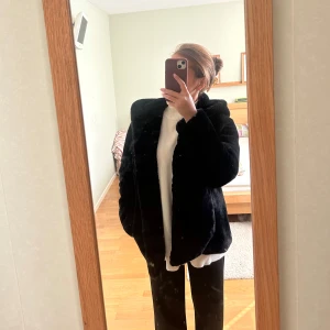 Svart Teddy jacka  - Säljer min svarta Teddy jacka med luva i storlek 34/36  Nästintill nyskick 