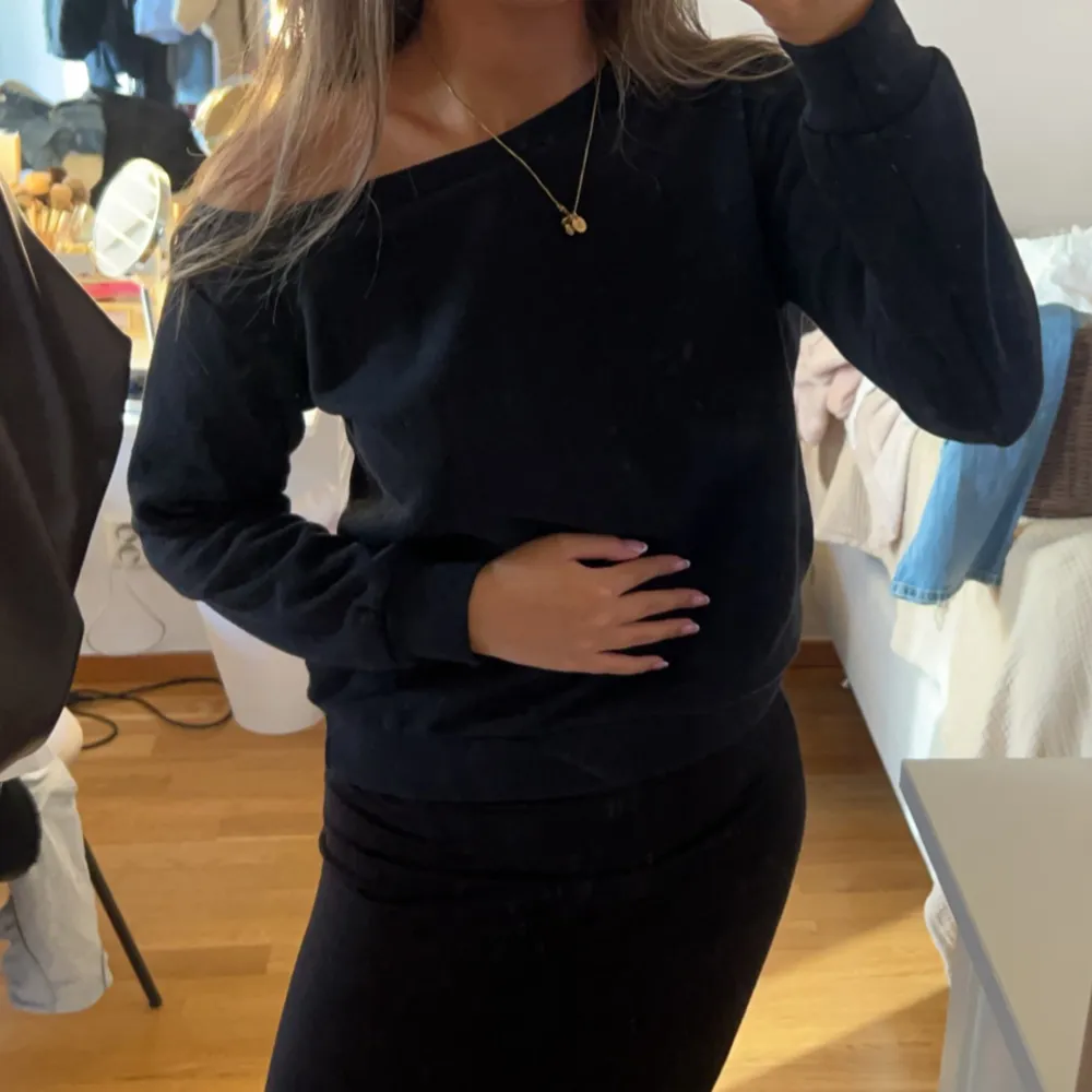 Så fin tröja med one shoulder🤩Super skick! Storlek S, passar XS-S. 120kr+frakt. Skriv vid intresse eller frågor!💘💕. Tröjor & Koftor.