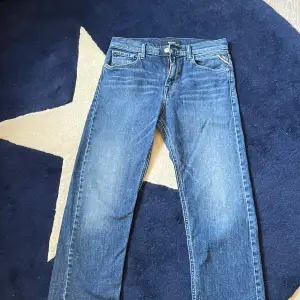 Tja! Säljer dessa replay jeans då de blivit för små! Väldigt fint skick, bara att höra av sig vid frågor.