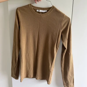 Långärmad tröja - Kamelfärgad tröja i mycket fint skick. 