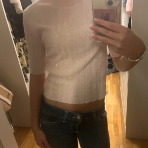 Rosa topp  - Jätte söt rosa topp från zara! Helt oanvänd, bara testad. Små glitter stenar på så passar perfekt som fest topp men även t vardags. 💗