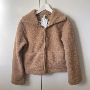 Hm Teddy jacka - Säljer nu denna jätte snygga efterfrågade teddyjackan från hm. Den är i storlek XS och är aldrig använd.