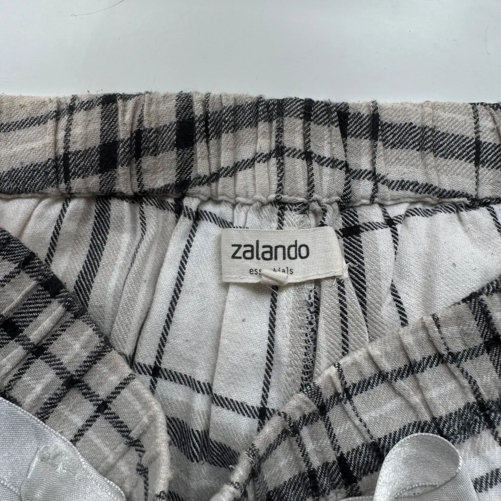 Pyjamasbyxor från zalando, ”fakeknytning” upptill.. Jeans & Byxor.