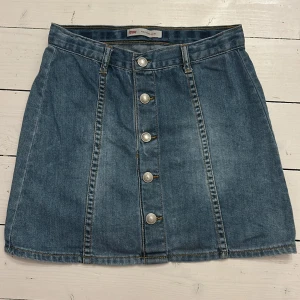 Jeanskjol Levis barn - Jeanskjol från Levis storlek 158. Helt oanvänd 
