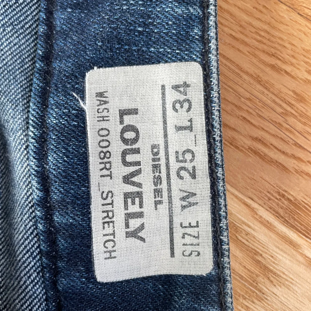 Skitsnygga lågmidjade jeans i bootcut/flare modell. Modellen är vintage med riktigt jeanstyg och små detaljer på fickorna. De är uppsydda till någon 165 cm lång. Lite slitage vid ex bakfickorna (syns på bild 2) annars bra skick. Midjemått ca 68 cm. . Jeans & Byxor.