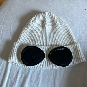 C.P.Company mössa - Det är en mössa som j att har köpt har bara testat den en gång och jag vill inte ha den så säljer den helt ny och den är ÄKTA! Och priser går absolut att sänka om det är en snabb affär!