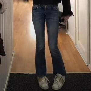 Säljer ett par snygga blå bootcut jeans lågmidjade. Använda ett fåtal gånger men nästan som nya och de är i storlek 152. Skriv privat om ni vill ha mer info eller bilder!💖