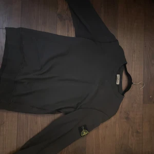 Stone island sweatshirt - Säljer pga att jag ej använder den längre nypris 3099kr den är använt få gånger och pris kan självklart diskuteras, skriv för frågor och funderingar mvh/Wiggo