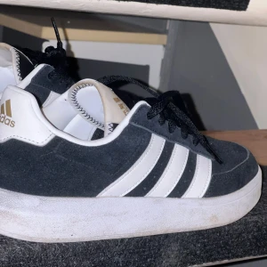 Adidas skor - Jag säljer mina Adidas skor för de är för stora. Jag här använt de 1-2 gånger. Tyvärr har jag ingen låda för jag köpte de när jag va på semester i Kroatien. De är i storlek 40 2/3. Gärna fråga om ni undrar något eller vill ha mer bilder💕