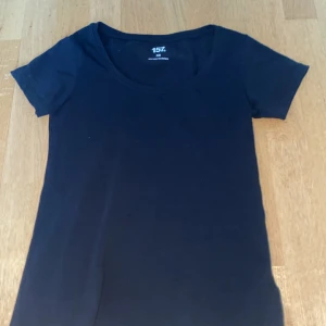 Svart t-shirt - En vanlig fin t-shirt,har använt den 1-2 gånger men har inga skador. Storlek XS