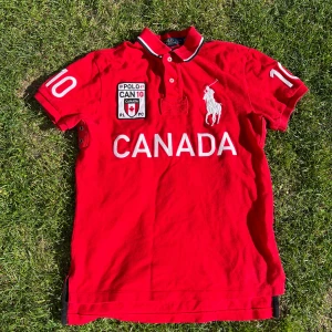 Canada Ralph lauren pike - Ikonisk Canada pike från Ralph Lauren. Perfekt kondition och knappt använd. Kom dm för frågor m.m