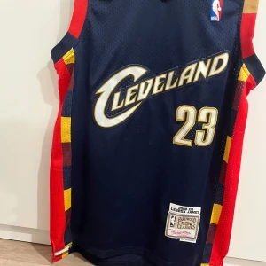 Nba Jersey  - Ej äkta men ser väldigt bra ut Lebron James 23- Cavs Den är L men passar M bättre