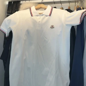 Moncler piké  - Använt ett par gånger, den är i storlek M men sitter som en S, säljer denna tröja då jag inte längre tycker om den 