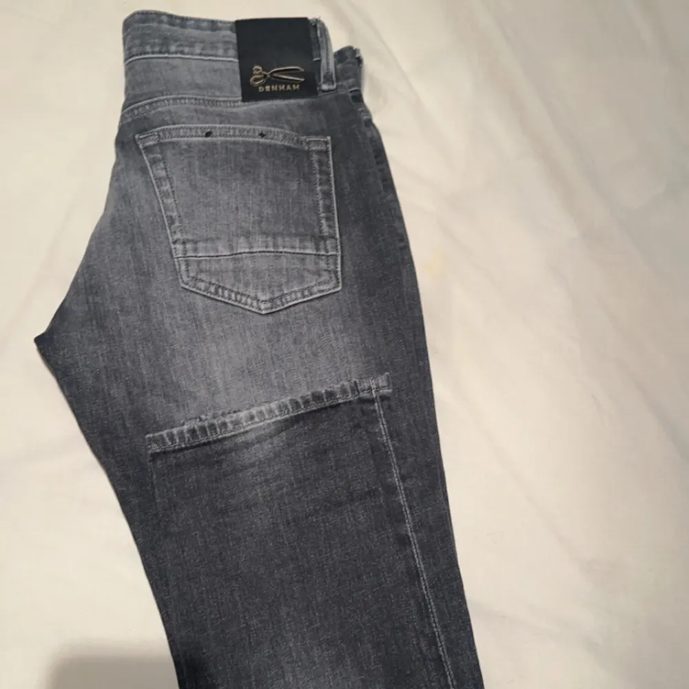 Tja, säljer nu dessa jätte snygga och svårtagna jeans. Jeansen har en sjukt snygg fade med snygga slitningar. 29-32  Nypris ligger runt:2500kr mitt pris: 799. Jeans & Byxor.