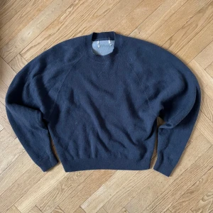 Tröja - Mysig tröja i mörkblå/ grå färg. Tyvärr finns det ingen lapp för märke❤️ Skulle gissa på storlek s-m