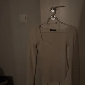 Tröja - En v-ringad tröja ifrån shein. Lite tjockar material så perfekt nu till höst/vintern. använder den inte längre men är fortfarande i gott skick. (För fler bilder skriv!) storlek S men passar även Xs. Pris 25kr. Köparen står för frakten! 