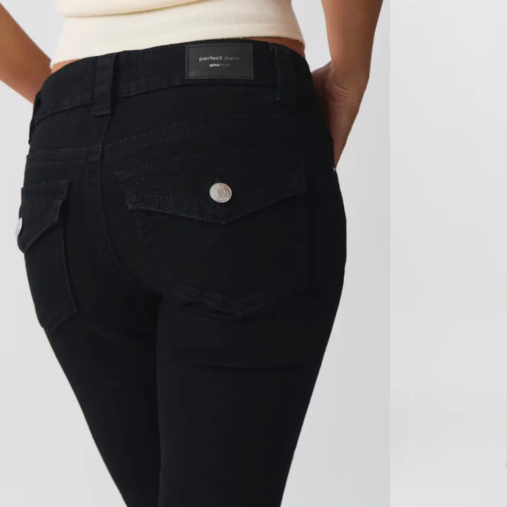 Säljer dessa snygga lågmidjade svarta jeans från Gina tricot! Köpa för cirka en vecka sen och aldrig använda. Bra skick! Hör av er vid intresse eller frågor🙈❤️. Jeans & Byxor.