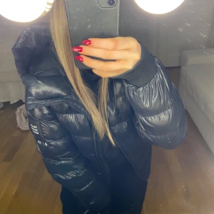 Peak Perfromance jacka  - Säljer min super fina peak jacka som passar perfekt nu till vintern. Jackan har inga defekter. Jackan är slutsåld och går ej att köp på hemsidan längre 🤍 