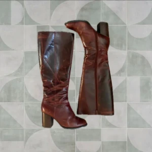 Stövlar - Köpta här på plick men visade sig vara lite för små.. storlek 38 men som sagt lite små i storleken! Skriv om fler bilder eller frågor!💗