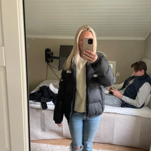 North face jacka - Säljer min north face jacka då den inte används. Använd ett fåtal gånger, och är i  super bra skick. 