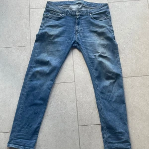 Slim Jeans Dressman - Nästan inga tecken på användning. Liten fläck på låret. Grisch, slim fit, jeans