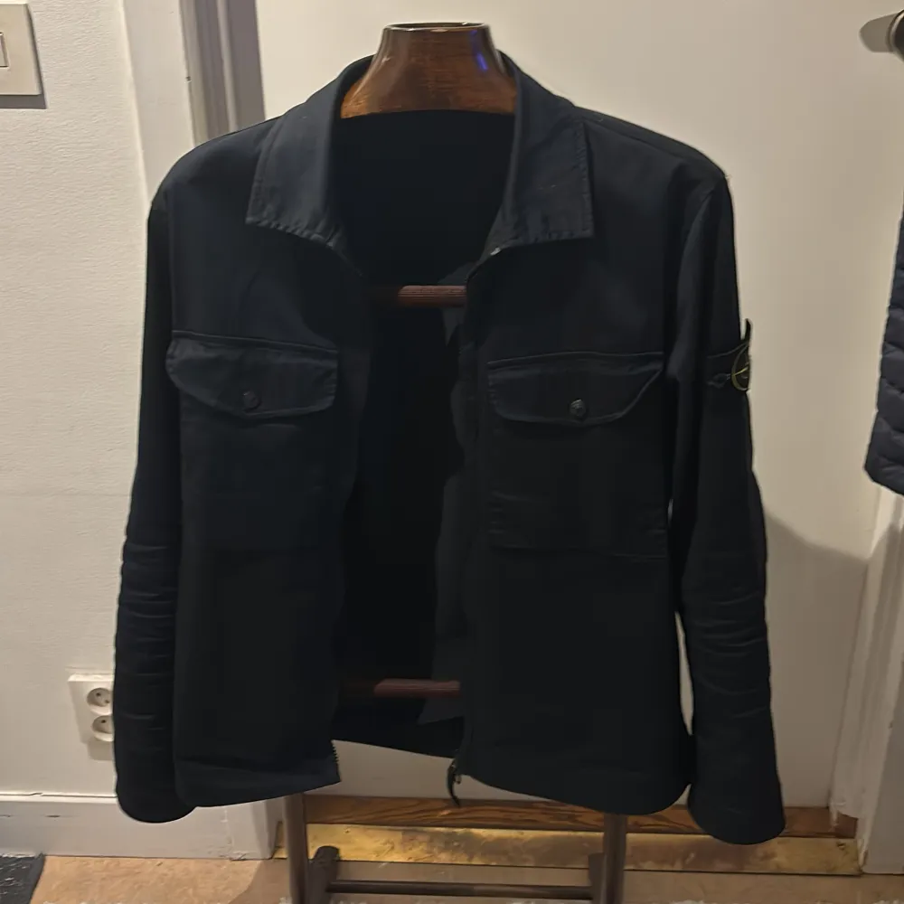 Tja säljer min stone island overshirt då jag är ute efter något annat den är köpt  för 4799kr på NK för bara några veckor sedan, kvitto medföljer vid mer frågor eller funderingar är det bara att höra av sig  Den är i skick 9/10 bara använd få gånger👌🏻. Jackor.