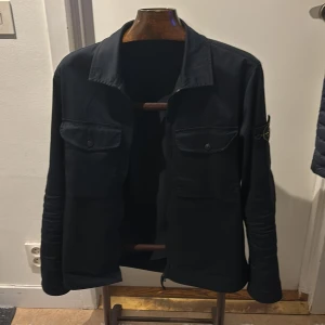 Stone island jacka - Tja säljer min stone island overshirt då jag är ute efter något annat den är köpt  för 4799kr på NK för bara några veckor sedan, kvitto medföljer vid mer frågor eller funderingar är det bara att höra av sig  Den är i skick 9/10 bara använd få gånger👌🏻