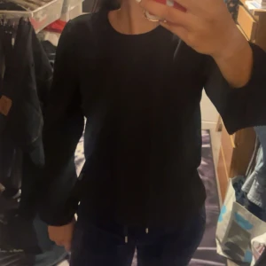 Svart blus med lösa ”ballongarmar”  - Svart blus med lösa ”ballongarmar” ifrån Vero Moda i storlek S. Jääättte fint material. Meddela för fler bilder osv! Köpt för 299 eller mer (minns ej). 