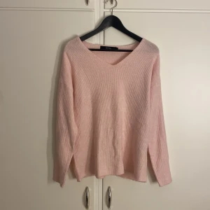Stickadtröja - En ljusrosa stickad tröja från Vero Moda. Säljer den för att den är tyvärr lite för stor för mig 💕💕
