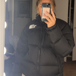 North Face jacka - North Face vinterjacka i väldigt bra skicka, inte särskilt använd, endast en vinter. Inga synliga defekter eller tecken på användning. Den är i storlek S Men’s och skulle säga att den passar tjejer som har storlek S och M också!
