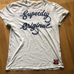 Superdry T shirt - Perfekt skick, inga hål, passar även L