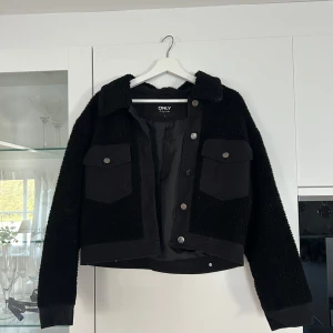 Svart teddyjacka - Jättefin svart höstjacka i teddy material med fickor över bröstet. Perfekt nu till hösten! Använd ett fåtal gånger, väldigt fint skick.💕